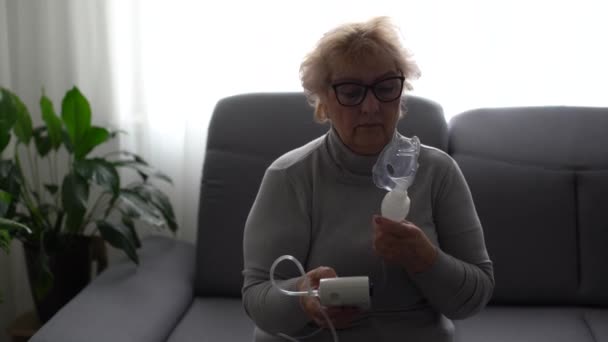 Kranke Ältere Frau Inhaliert — Stockvideo
