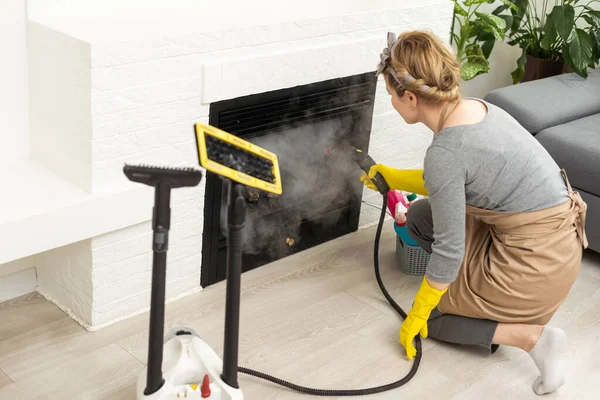 Wanita Itu Mencuci Lantai Ruangan Dengan Pembersih Uap Putih Uap — Stok Foto