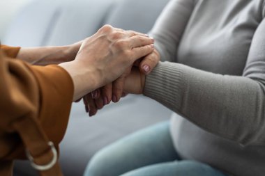 Yardım eden eller, yaşlı kavramına dikkat edin..