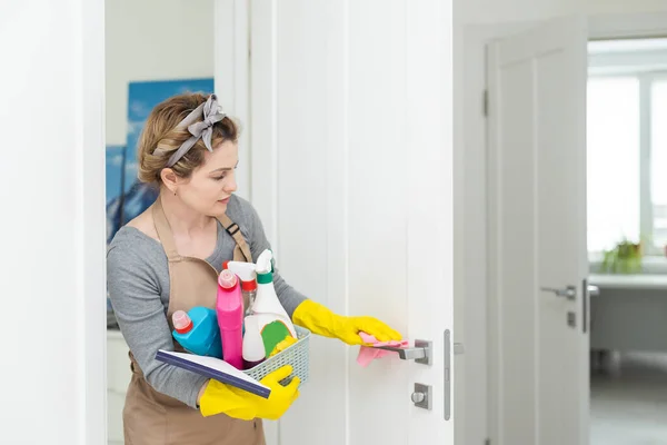 Młoda Kobieta Wykonuje Prace Domowe Kobieta Narzędziami Sprzątania Kobieta Gumowych — Zdjęcie stockowe