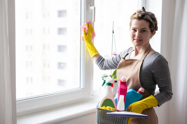 Piękna Kobieta Sprzątanie Okna Domu — Zdjęcie stockowe