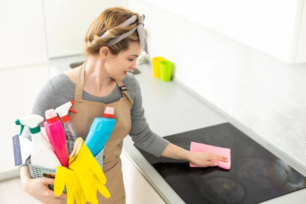 Kobieta Sprzątanie Tabeli Pomocą Szmaty Dyfuzor Domu — Zdjęcie stockowe