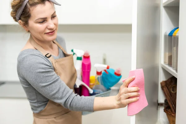 Woman Cleaning Polishing Kitchen Worktop Spray Detergent Housekeeping Hygiene Concept — Stock Photo, Image