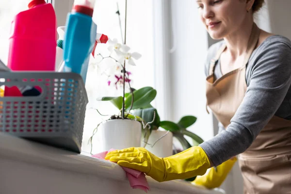 Kobieta Sprzątająca Dom Prace Domowe — Zdjęcie stockowe