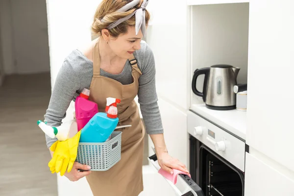 Kobieta Sprzątanie Tabeli Pomocą Szmaty Dyfuzor Domu — Zdjęcie stockowe