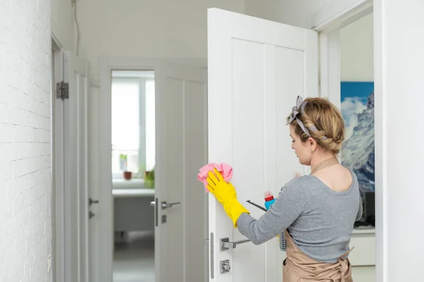 Mulher Limpeza Polimento Bancada Cozinha Com Detergente Spray Limpeza Conceito — Fotografia de Stock