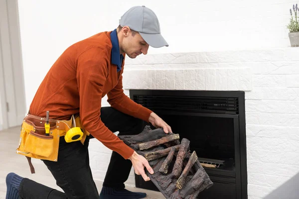 Professional Technician Sealing Electric Fireplace Caulk White Wall Room — 图库照片