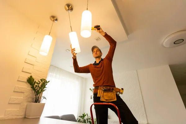 Elektriker Mann Arbeitet Außenlicht Installieren Led Ersatzlampe Hause Pflegekonzept — Stockfoto