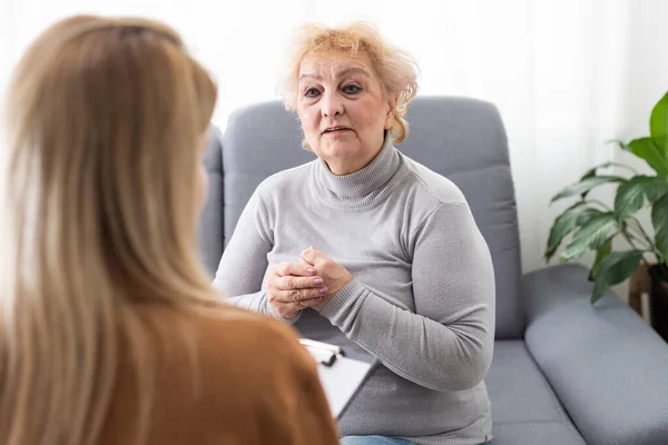 Upphetsad Mormor Pratar Med Psykolog Positiva Liv Pensionär — Stockfoto