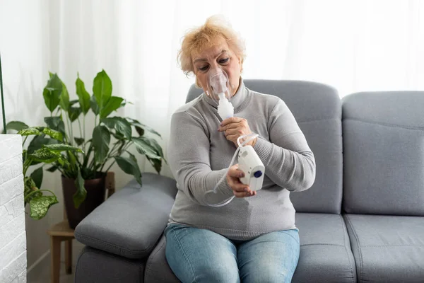 Donna Anziana Che Utilizza Nebulizzatore Inalazione Casa Guarda Fotocamera — Foto Stock