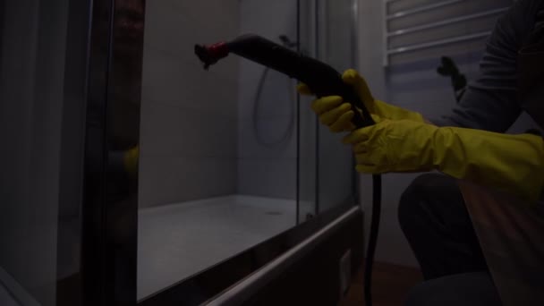 Žena Doma Uklízí Koupelnu Žena Myje Dlaždice Párou Použití Čističe — Stock video