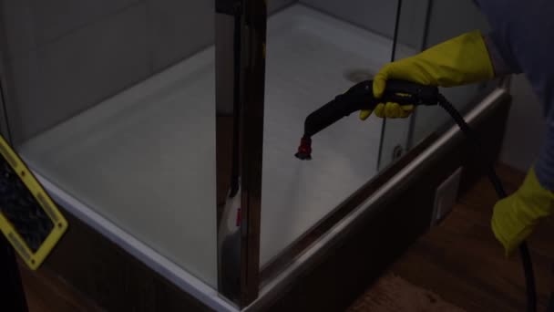Nassreinigung Des Badezimmers Mit Einem Dampfreiniger — Stockvideo