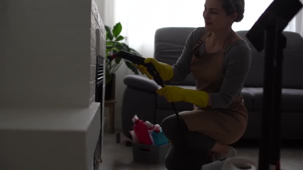 Kadın Odada Zemini Beyaz Bir Buhar Temizleyicisi Islak Yüksek Basınçlı — Stok video