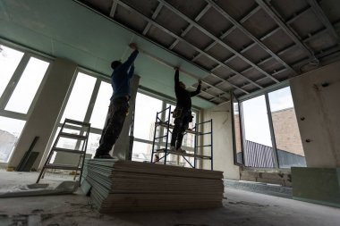 Alçıpan Kurucular. Alçıtaşı tutan adamlar kesilmiş. Yüksek kalite fotoğraf