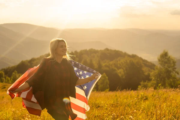 Joven Hermosa Mujer Sosteniendo Bandera Usa — Foto de Stock