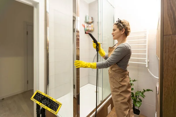 Kobieta Sprzątająca Łazienkę Domu Kobieta Piorąca Płytki Parą Korzystanie Odkurzacza — Zdjęcie stockowe