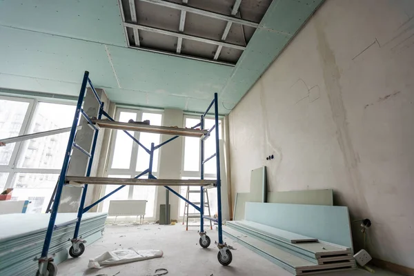 Trabalhador Construção Montar Teto Suspenso Com Drywall Fixação Drywall Para — Fotografia de Stock