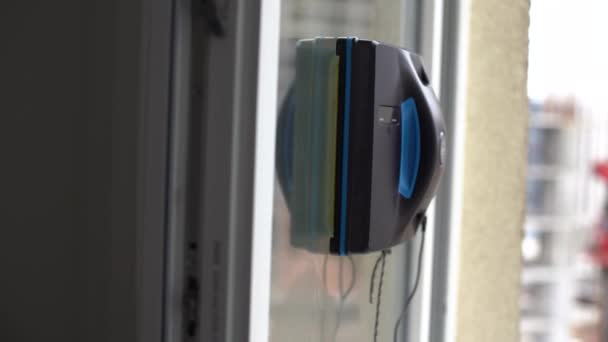 Робот Очищувач Вікон Працює Брудному Вікні Прибирання Будинку Допомогою Смарт — стокове відео