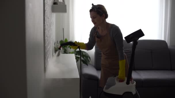 Kobieta Pomocą Pary Steam Cleaner Salonie — Wideo stockowe