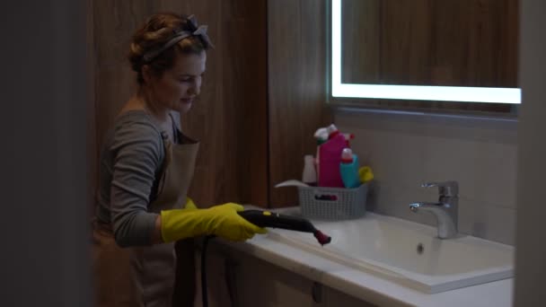 Nassreinigung Des Badezimmers Mit Einem Dampfreiniger — Stockvideo