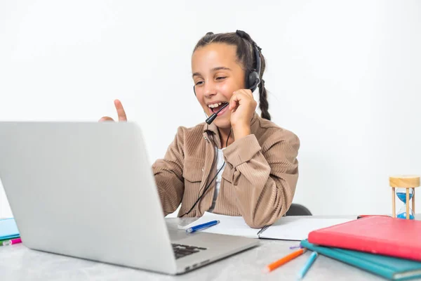 Çevrimiçi Eğitim Evde Dizüstü Bilgisayarla Kablosuz Kulaklıkla Çalışan Sevimli Bir — Stok fotoğraf