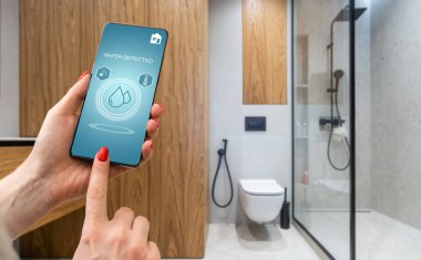 Su saptanmış ev kontrol uygulamalı akıllı telefon.