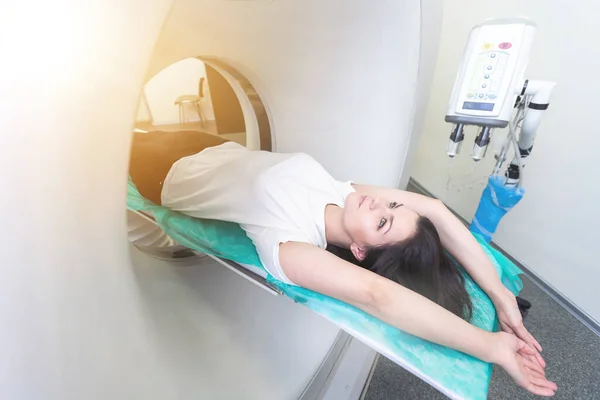 女性骨盆和硬组织的计算机断层扫描 Ct扫描治疗组织疾病 少女器官的专业诊断 — 图库照片