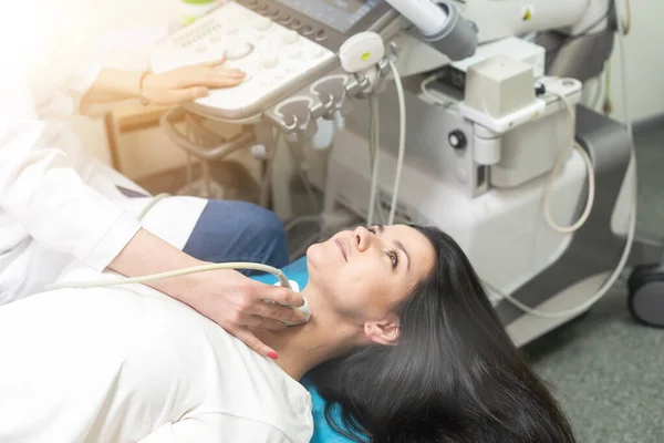 医生用超声波扫描机检查妇女甲状腺 — 图库照片