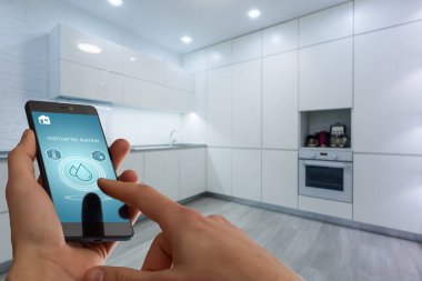 Su saptanmış ev kontrol uygulamalı akıllı telefon.