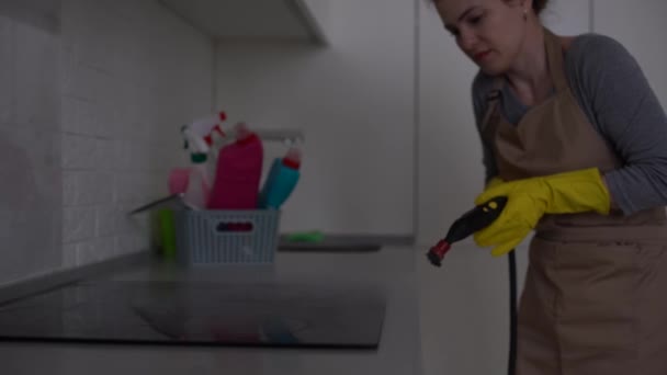 Καθαρισμός Σπιτιού Κορίτσι Κρατά Ένα Ηλεκτρικό Ατμοκαθαριστικό Οποίο Καθαρίζει Εκχύλισμα — Αρχείο Βίντεο