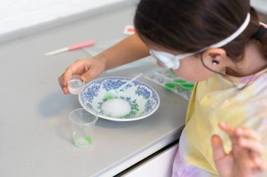 Hevesli küçük kız ev ödevi yapıyor, bir 