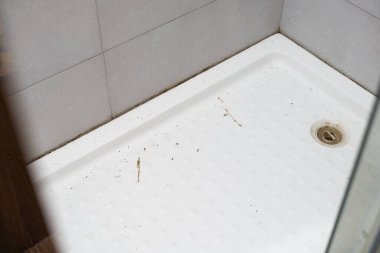 Duş kabini köşesindeki küf. Duş kabininden eski silikonu çıkarıyorum..