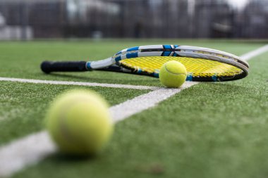 Tenis çim kortta tenis topu.