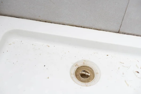 从淋浴房取出旧的硅胶 — 图库照片