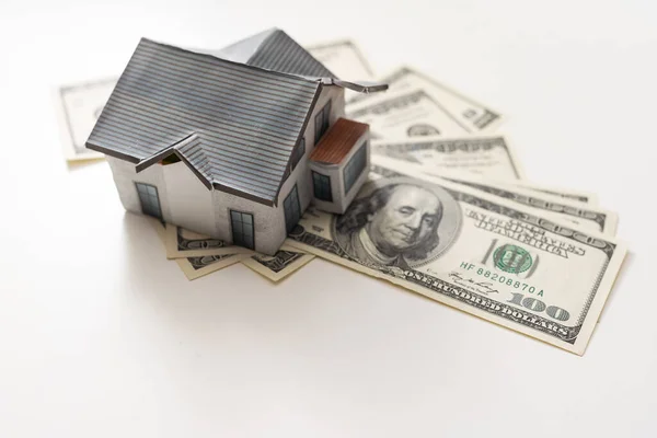 Ein Spielzeughaus Mit Banknoten Hausversicherung Hypothek Symbol Materiellen Wohlbefindens — Stockfoto