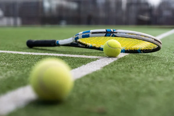 草のテニスコートでテニス ボール — ストック写真