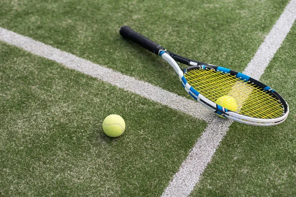Primer Plano Raquetas Tenis Pelotas Tenis Que Encuentran Pista Tenis — Foto de Stock