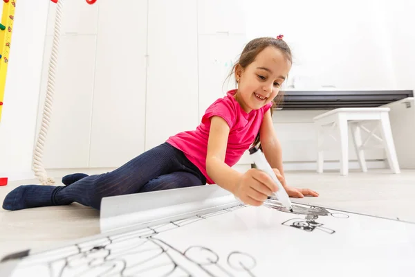 Girl Copy Space Empty Whiteboard Marker Pen — Stock Photo, Image