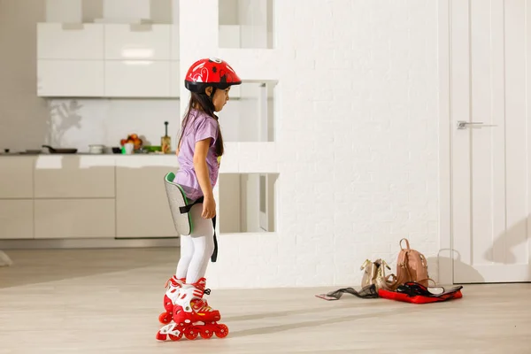 Little Girl Roller Skating Home — Stockfoto
