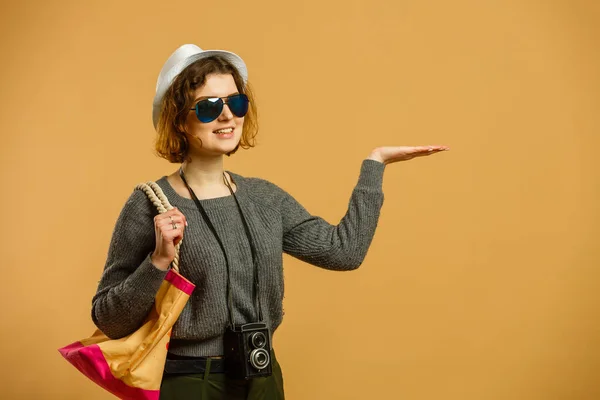 Ταξιδιώτρια Τουρίστρια Γυναίκα Casual Ρούχα Καπέλο Κάμερα Σημείο Δάχτυλο — Φωτογραφία Αρχείου