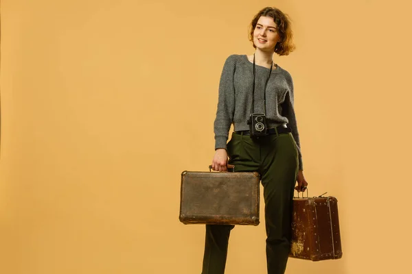 Travel Woman Retro Suitcase — Stockfoto