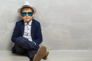 Şık küçük çocuk. Gözlüklü küçük çocuk. Başarı, parlak fikir..