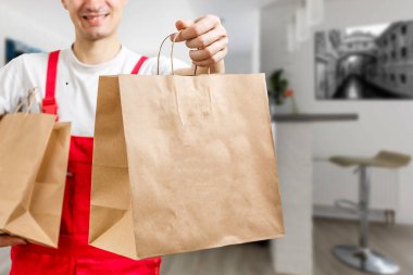 Paket yemek için kağıt kaplar. Teslimatçı taşıyor..