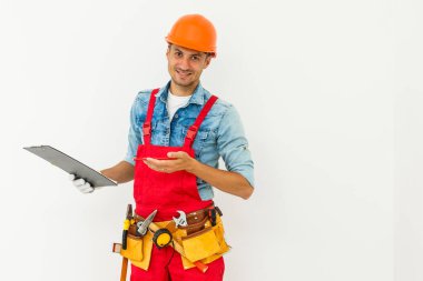 Panosu olan çekici bir işçi..