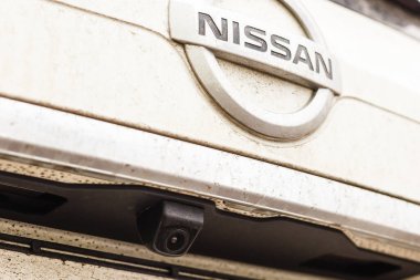 KIEV, UKRAINE - 15 Şubat 2020: NISSAN Logosu, HOOD Altında.