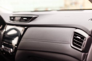 Gösterge paneli ve multimedya ile modern araba içi.