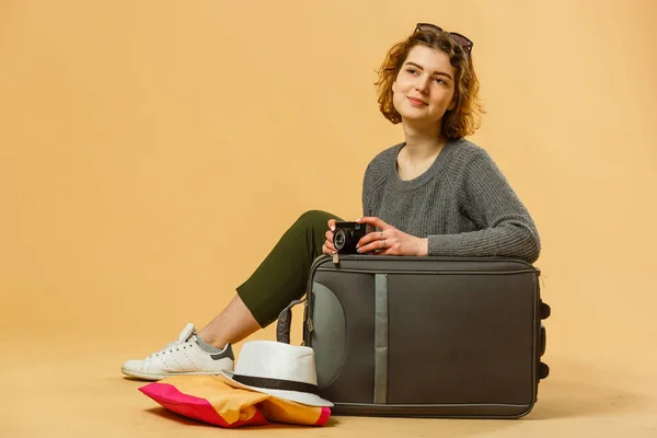 Seyahat Kavramı Sarı Arka Planda Bavulu Pasaportu Olan Mutlu Bir — Stok fotoğraf