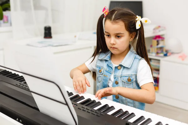 피아노를 소녀에게 음악을 가르쳐 아이들을 활동에 생각이었습니다 — 스톡 사진