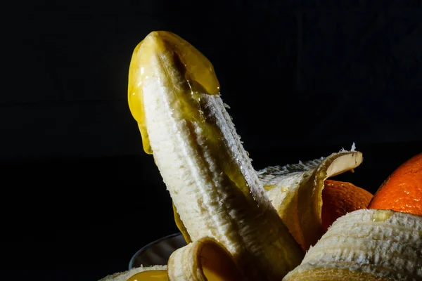 Halb Geschälte Köstliche Banane Isoliert Auf Dunklem Hintergrund — Stockfoto