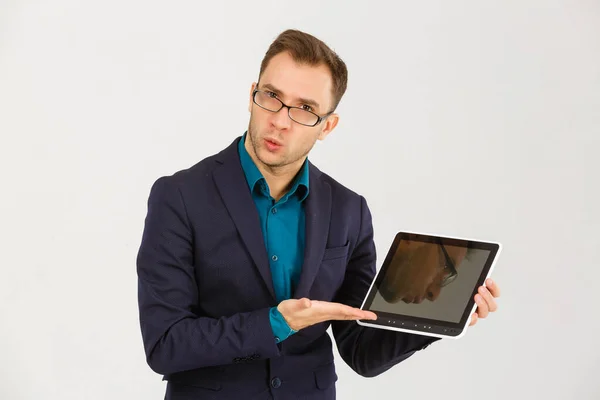 Hombre Joven Usando Tableta Digital Aislada Sobre Fondo Blanco — Foto de Stock